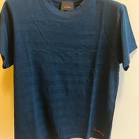 T-shirt blu elettrico.