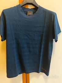 T-shirt blu elettrico.