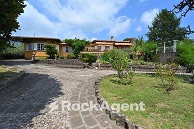 ELEGANTE ED ESCLUSIVA VILLA A VELLETRI