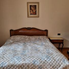 stanza da letto in legno lavorato