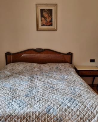 stanza da letto in legno lavorato