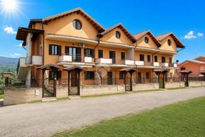 VILLA A SCHIERA A MONTALTO UFFUGO