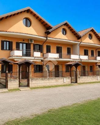 VILLA A SCHIERA A MONTALTO UFFUGO