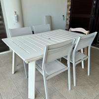 Tavolo da esterno bianco