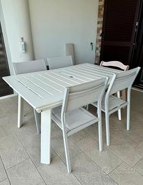 Tavolo da esterno bianco