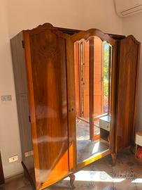 Armadio antico a tre ante