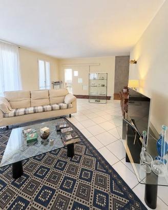 Villa di 428 m² con 3 locali e box auto doppio a R