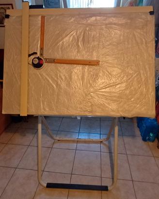 Tavolo da disegno con tecnigrafo