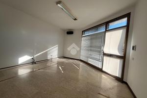 NEGOZIO A ROMANO D'EZZELINO