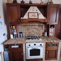 cucina classica completa di elettrodomestici   