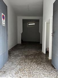 Locale piano terra con finestre