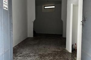 Locale piano terra con finestre