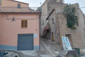 Appartamento e grandi locali rustici e cantina