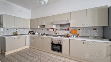 Cucina usata trattata in maniera maniacale