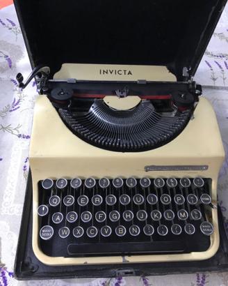 Macchina da scrivere Vintage “Invicta”