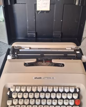 Macchina da scrivere olivetti lettera 35