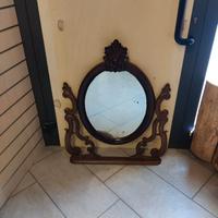 Specchio inclinabile intagliato in noce