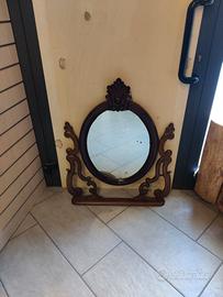 Specchio inclinabile intagliato in noce