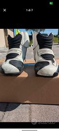 Stivaletti Alpinestar e jeans moto LS2