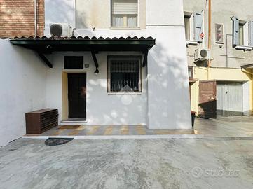 CASA SEMINDIPENDENTE A CASTELNOVO DI SOTTO