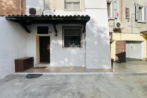 CASA SEMINDIPENDENTE A CASTELNOVO DI SOTTO