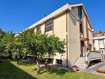 s1- villa in parco con giardino 