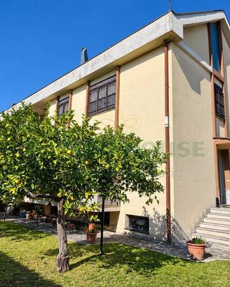 s1- villa in parco con giardino 