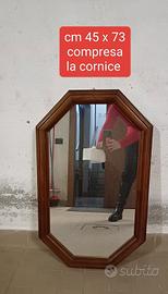 Specchio ottagonale con cornice in legno 