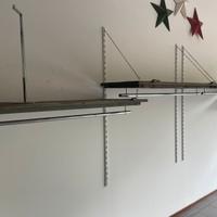 Vecchie finestre con bastone appendiabiti