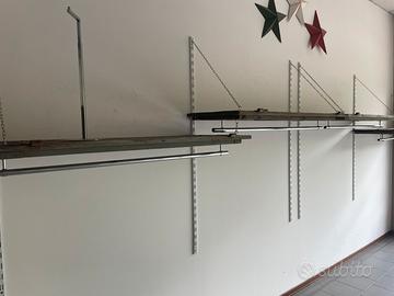 Vecchie finestre con bastone appendiabiti