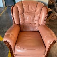 Poltrona in pelle rosa antico e finiture legno 