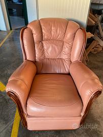 Poltrona in pelle rosa antico e finiture legno 