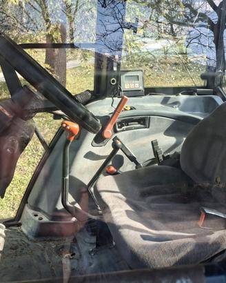 trattore NEW HOLLAND TL100