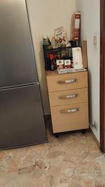 Cucina di legno completa di elettrodomestici