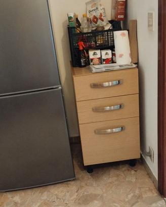 Cucina di legno completa di elettrodomestici