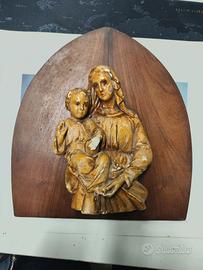 Vecchia scultura sacra in gesso su tavola legno