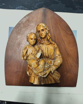 Vecchia scultura sacra in gesso su tavola legno