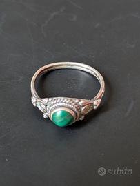 Anello etnico in argento con pietra tipo malachite