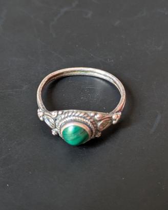Anello etnico in argento con pietra tipo malachite