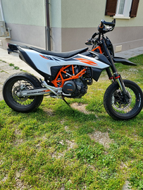 KTM 690 SMCR anno 2021 depotenziato guida 18 anni