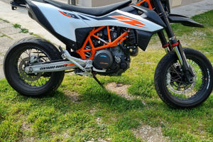 KTM 690 SMCR anno 2021 depotenziato guida 18 anni