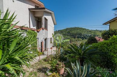 CASA SEMINDIPENDENTE A MOMBAROCCIO