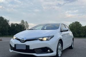 Toyota Auris Hybrid 136 cv