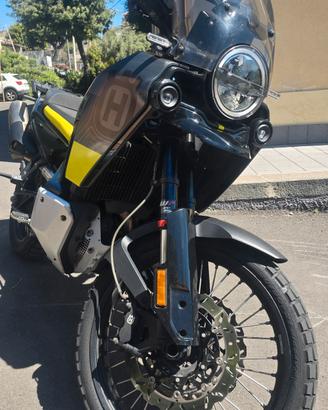 Husqvarna Norden 901  gialla e nera 