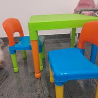 Tavolo e sedie colorati per bambini