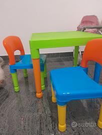 Tavolo e sedie colorati per bambini