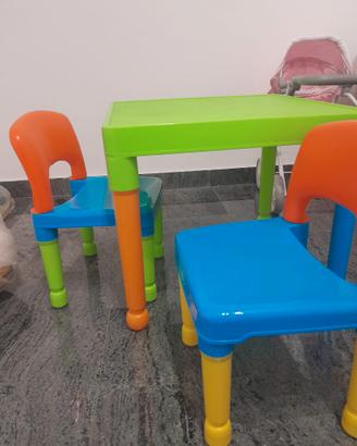 Tavolo e sedie colorati per bambini