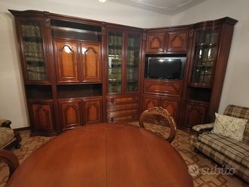 soggiorno elegante in noce massello