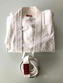 karategi bianco (l'uniforme per il Karate)