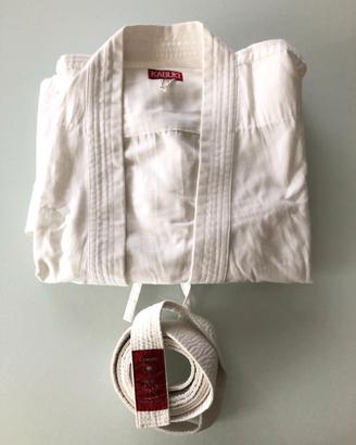 karategi bianco (l'uniforme per il Karate)